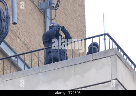 Sul tetto della polizia spotter, controllo per attività terroristiche in Leeds City Centre durante la fase 4 della Tour de Yorkshire.. Foto Stock