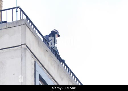 Sul tetto della polizia spotter, controllo per attività terroristiche in Leeds City Centre durante la fase 4 della Tour de Yorkshire.. Foto Stock