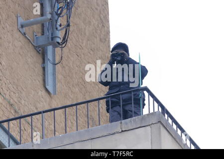 Sul tetto della polizia spotter, controllo per attività terroristiche in Leeds City Centre durante la fase 4 della Tour de Yorkshire.. Foto Stock