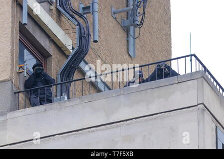 Sul tetto della polizia spotter, controllo per attività terroristiche in Leeds City Centre durante la fase 4 della Tour de Yorkshire.. Foto Stock