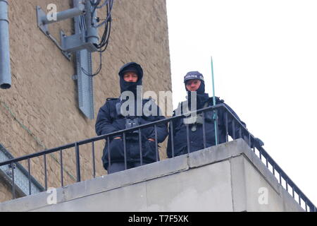 Sul tetto della polizia spotter, controllo per attività terroristiche in Leeds City Centre durante la fase 4 della Tour de Yorkshire.. Foto Stock