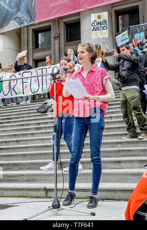 Portavoce Sustainabiliteens Rebecca Hamilton parla a studente sciopero del clima. Galleria d'Arte di Vancouver, Vancouver, British Columbia, Canada Foto Stock