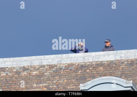 Sul tetto della polizia spotter, controllo per attività terroristiche in Leeds City Centre durante la fase 4 della Tour de Yorkshire.. Foto Stock