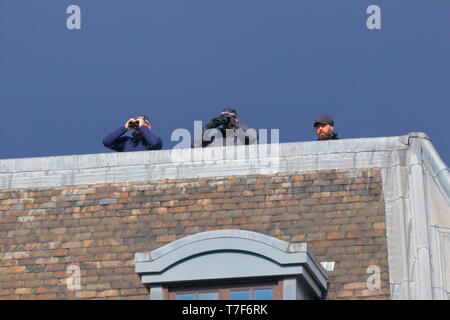 Sul tetto della polizia spotter, controllo per attività terroristiche in Leeds City Centre durante la fase 4 della Tour de Yorkshire.. Foto Stock