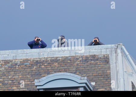 Sul tetto della polizia spotter, controllo per attività terroristiche in Leeds City Centre durante la fase 4 della Tour de Yorkshire.. Foto Stock