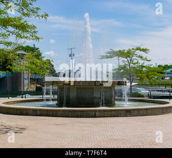 Michigan City, Indiana / USA il 28 Luglio 2018: Washington Park Fontana nel Millennium Park nella luminosa luce solare durante il mezzogiorno su una bella somma Foto Stock