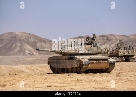 Distretto Meridionale, Israele - 10 Aprile 2019: carri armati blindati delle Forze di Difesa Israeliane nel deserto durante una giornata di sole. Foto Stock