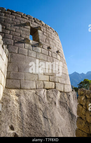 Il Tempio del Sole al magnifico Machu Picchu sito archeologico in Perù Foto Stock