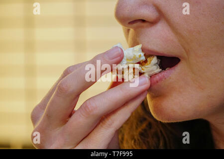 Mangiare in casa preparata di fresco di popcorn vista ravvicinata Foto Stock