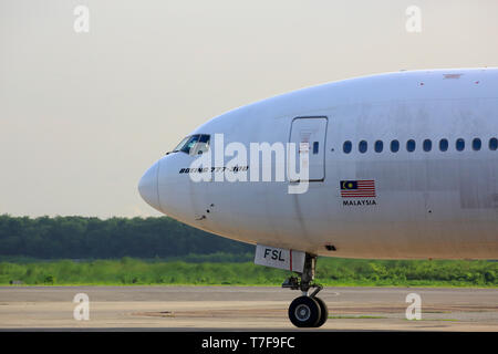 La parte anteriore di una Mosca Global Boeing 777-300 ER aeromobili a Hazrat Shahjalal Hazrat Shahjalal International Airport a Dhaka, nel Bangladesh. Foto Stock