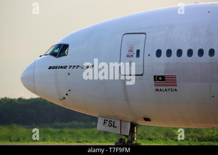 La parte anteriore di una Mosca Global Boeing 777-300 ER aeromobili a Hazrat Shahjalal Hazrat Shahjalal International Airport a Dhaka, nel Bangladesh. Foto Stock