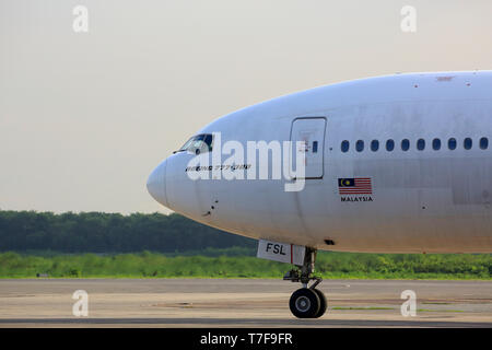 La parte anteriore di una Mosca Global Boeing 777-300 ER aeromobili a Hazrat Shahjalal Hazrat Shahjalal International Airport a Dhaka, nel Bangladesh. Foto Stock