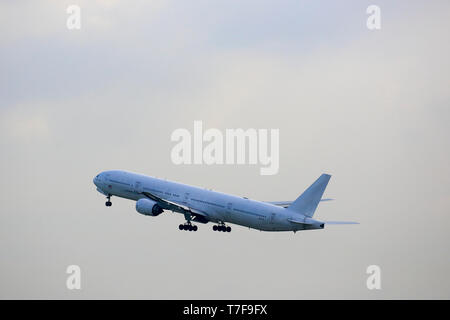 La parte anteriore di una Mosca Global Boeing 777-300 ER aereo subito dopo il decollo da Hazrat Shahjalal Hazrat Shahjalal International Airport a Dhaka, Bangla Foto Stock