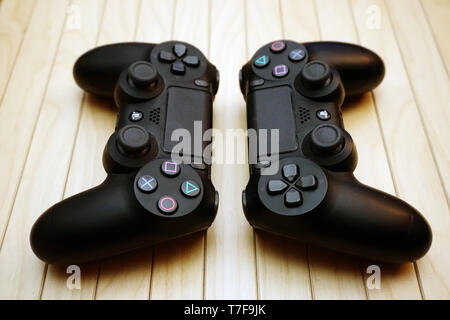 22.03.2019 Eskisehir, Turchia. Due ps4 gamepad su sfondo di legno vicino la vista Foto Stock