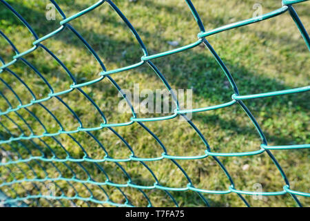 Filo verde recinzione al campo di calcio vista ravvicinata Foto Stock