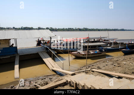 Madre de Dios Dock in traghetto sul fiume di Madre de Dios in Puerto Maldonado, bacino amazzonico, Perù Foto Stock