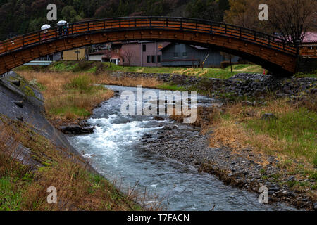 Questo ponte attraversa il Narai il fiume che corre parallela alla strada principale. Che si estende a 30 metri, è una delle più lunghe arcuata di ponti di legno in Ja Foto Stock