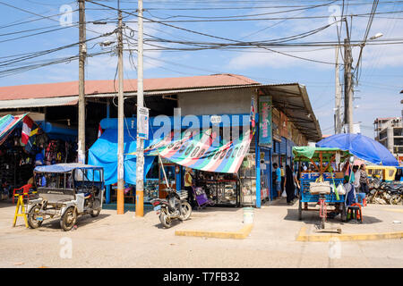 Vita quotidiana al Mercado Modelo in Puerto Maldonado, bacino amazzonico, Perù Foto Stock