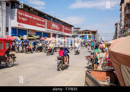 Vita quotidiana al Mercado Modelo in Puerto Maldonado, bacino amazzonico, Perù Foto Stock