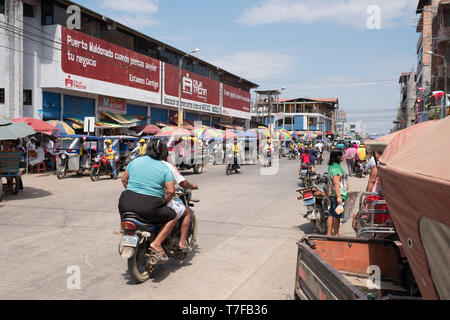 Vita quotidiana al Mercado Modelo in Puerto Maldonado, bacino amazzonico, Perù Foto Stock