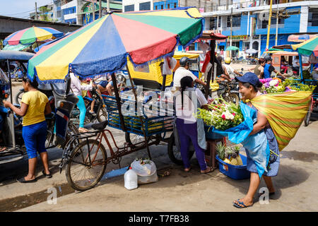 Coloratissima vita quotidiana al Mercado Modelo in Puerto Maldonado, bacino amazzonico, Perù Foto Stock