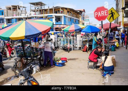 Coloratissima vita quotidiana al Mercado Modelo in Puerto Maldonado, bacino amazzonico, Perù Foto Stock