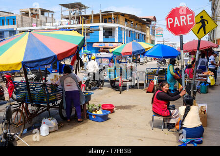 Coloratissima vita quotidiana al Mercado Modelo in Puerto Maldonado, bacino amazzonico, Perù Foto Stock