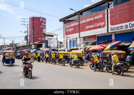 Stazione di Mototaxi al Mercado Modelo in Puerto Maldonado, bacino amazzonico, Perù Foto Stock