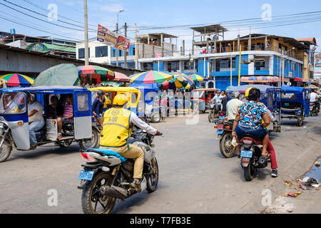 Vita quotidiana al Mercado Modelo in Puerto Maldonado, bacino amazzonico, Perù Foto Stock