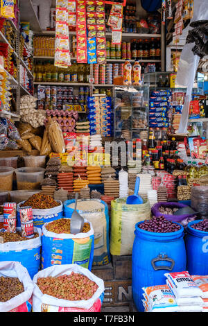 Negozio di alimentari al Mercado Modelo in Puerto Maldonado, bacino amazzonico, Perù Foto Stock