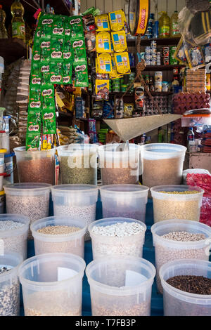 Negozio con molti tipi di fagioli al Mercado Modelo in Puerto Maldonado, bacino amazzonico, Perù Foto Stock