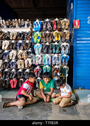 Bambini che giocano al Mercado Modelo in Puerto Maldonado, bacino amazzonico, Perù Foto Stock