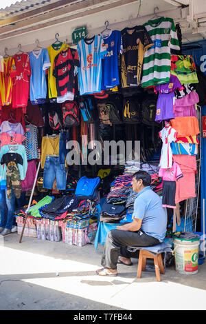 Negozio di abbigliamento al Mercado Modelo in Puerto Maldonado, bacino amazzonico, Perù Foto Stock