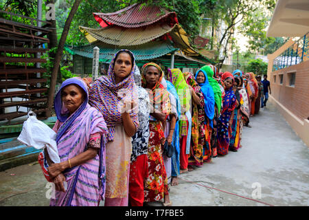 Poveri le donne musulmane in attesa in una coda se la parte anteriore del Dharmarajik Vihara buddista a Dhaka per iftar (cibo per il digiuno). Monaci buddisti Dharmarajik Vi Foto Stock