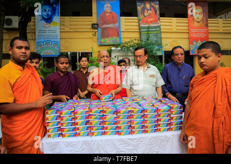 I monaci a Dharmarajik Vihara buddista a Dhaka's Sabujbagh sono state distribuendo Iftar tra i poveri ogni giorno per sette anni durante il Ramadan, Ar Foto Stock