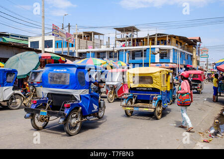 Vita quotidiana al Mercado Modelo in Puerto Maldonado, bacino amazzonico, Perù Foto Stock