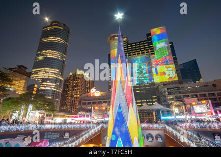 Banqiao, 19 dic: vista notturna della decorazione di Natale di fronte al Municipio sul dicembre 19, 2018 a Banqiao, Nuova Citta' di Taipei, Taiwan Foto Stock