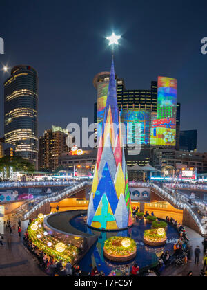 Banqiao, 19 dic: vista notturna della decorazione di Natale di fronte al Municipio sul dicembre 19, 2018 a Banqiao, Nuova Citta' di Taipei, Taiwan Foto Stock