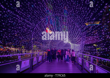 Banqiao, 19 dic: vista notturna della viola tunnel di luce decorazione di Natale di fronte al Municipio sul dicembre 19, 2018 a Banqiao, Nuova Citta' di Taipei, Tai Foto Stock