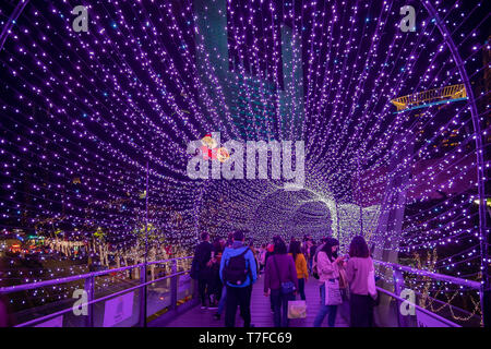 Banqiao, 19 dic: vista notturna della viola tunnel di luce decorazione di Natale di fronte al Municipio sul dicembre 19, 2018 a Banqiao, Nuova Citta' di Taipei, Tai Foto Stock