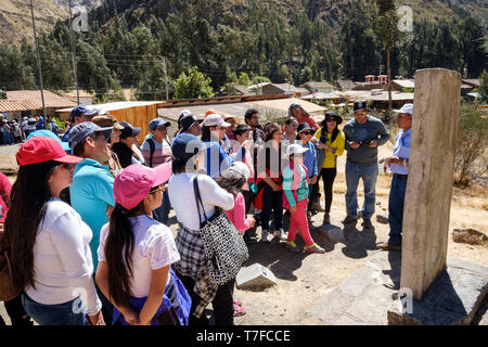 Guida locale fornendo informazioni su Raimondi Stela replica nel sito archeologico di Chavín de Huántar, Ancash Regione, Perù Foto Stock