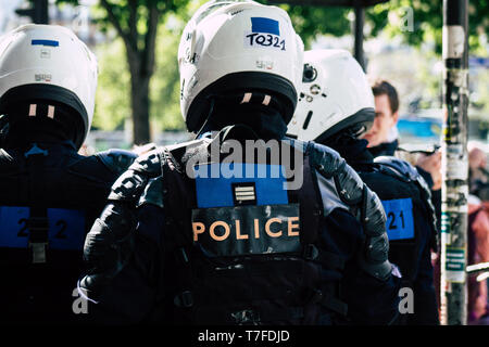 Parigi Francia Maggio 04, 2019 la vista di una squadra antisommossa della nazionale francese di polizia di intervento durante le proteste delle giacche gialle contro la politica Foto Stock