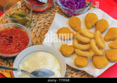 Anelli di cipolla nugget e maccheroni cucinato a casa Foto Stock