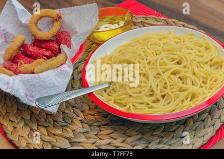 Anelli di cipolla nugget e maccheroni cucinato a casa Foto Stock