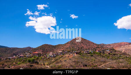 Girolamo, Arizona, Stati Uniti d'America visto in lontananza sotto cieli azzurri con nuvole bianche Foto Stock