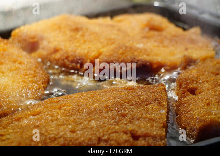 Cialdine in sciroppo denso dessert turco ekmek kadayifi Foto Stock