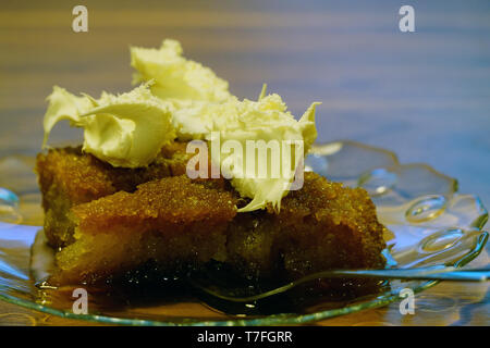 Cialdine in sciroppo denso dessert turco ekmek kadayifi Foto Stock