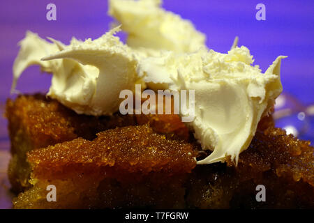 Cialdine in sciroppo denso dessert turco ekmek kadayifi Foto Stock