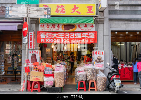 Taipei, 19 dic: vista esterna di un fungo essiccato buon negozio a Dihua Street, Dadaocheng sul dicembre 19, 2018 a Taipei, Taiwan Foto Stock