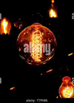 Una riproduzione vintage Edison globe lampadina con un filamento a forma di spirale è raffigurato, Sett. 6, 2017, a Campesino coffee shop in Houston, Texas. Foto Stock